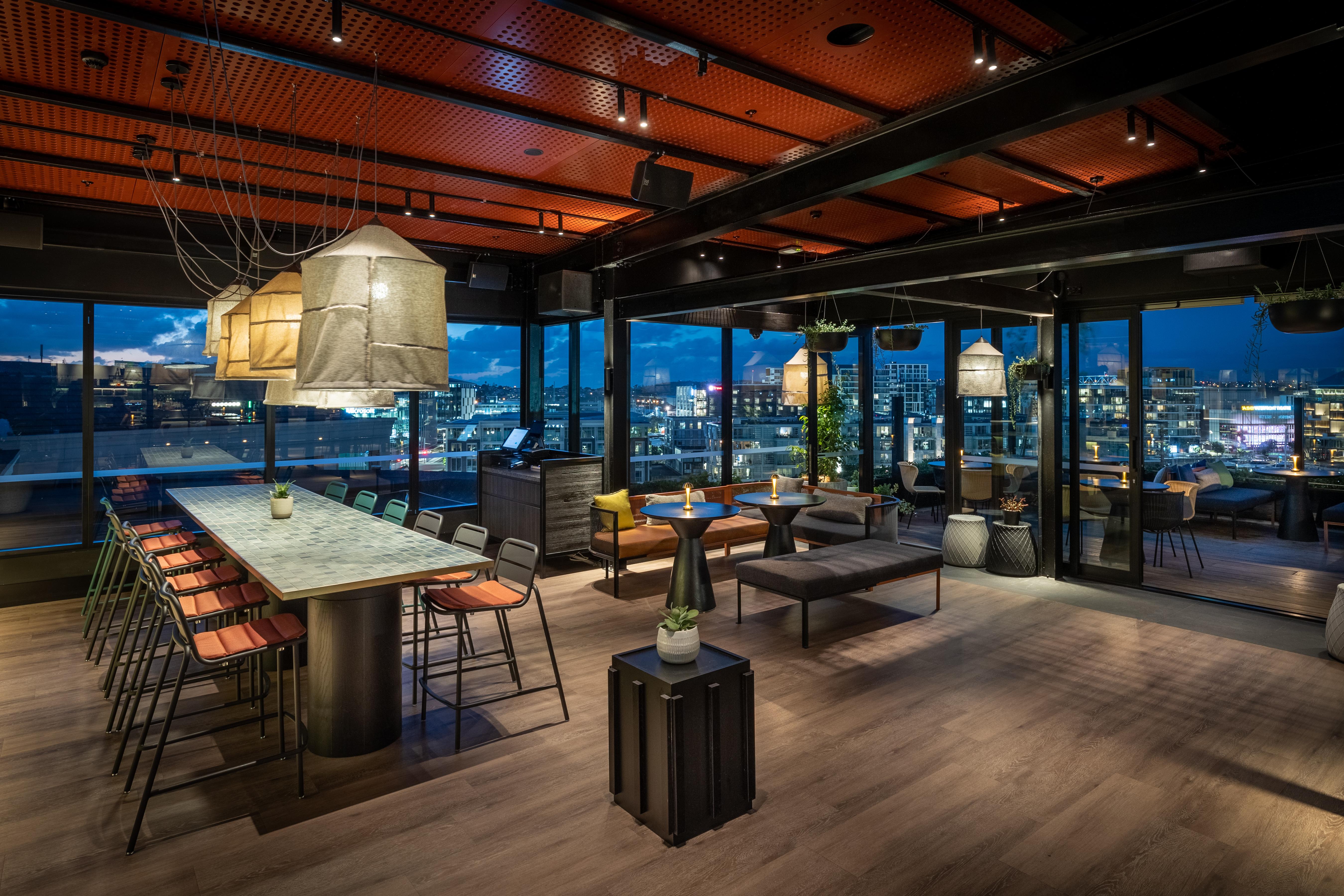 Qt Auckland Hotel Kültér fotó The rooftop bar at the Standard East Village